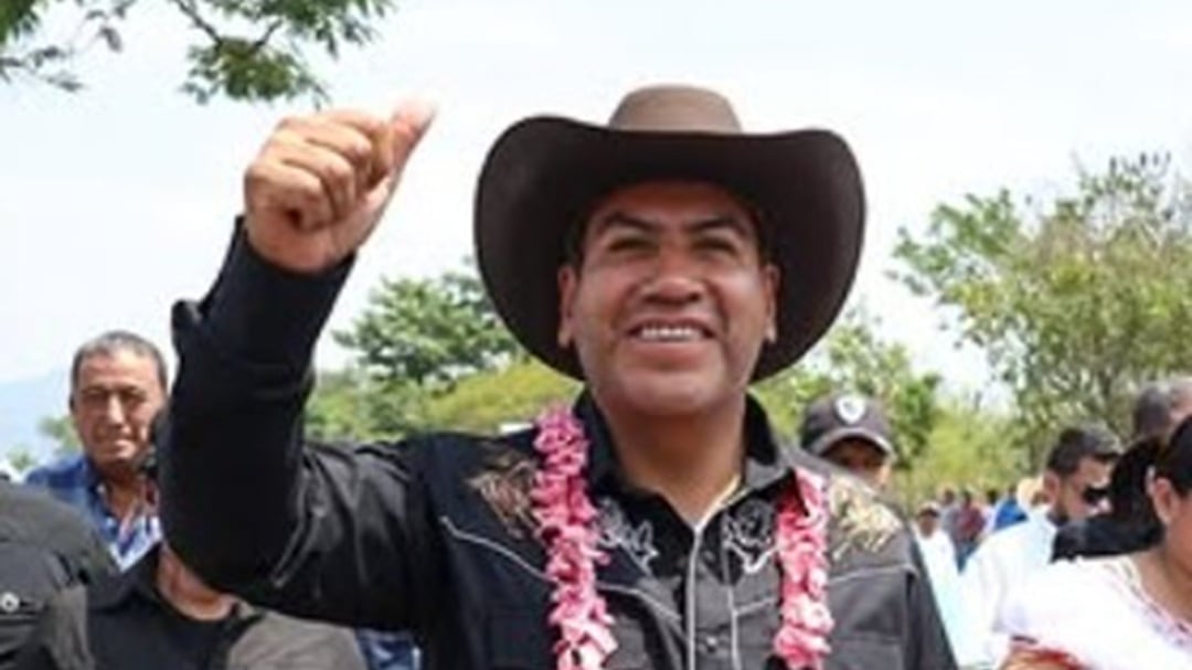 Captan al gobernador Eduardo Ramírez empujando un automóvil varado