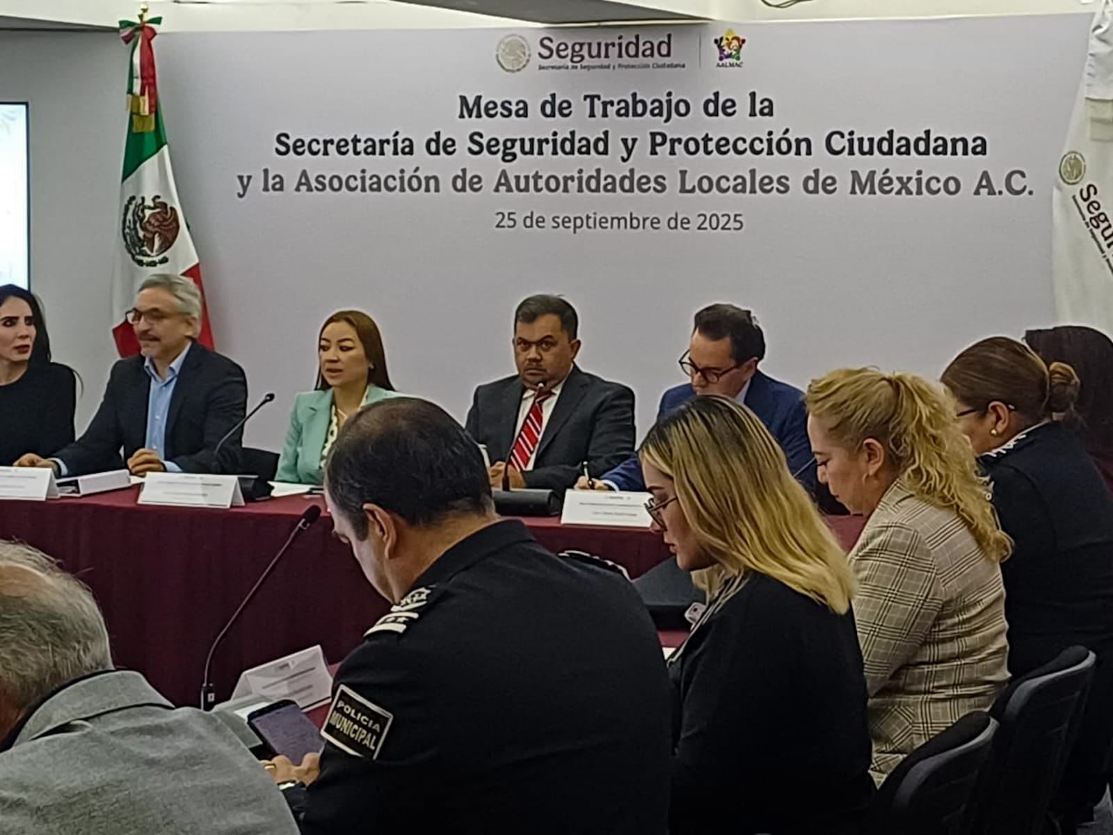 Jorge Alberto Ayón presenta modelo de seguridad de Toluca en representación de Ricardo Moreno durante encuentro en CDMX.