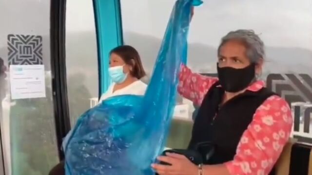 Se tapan de la lluvia en el Cablebús