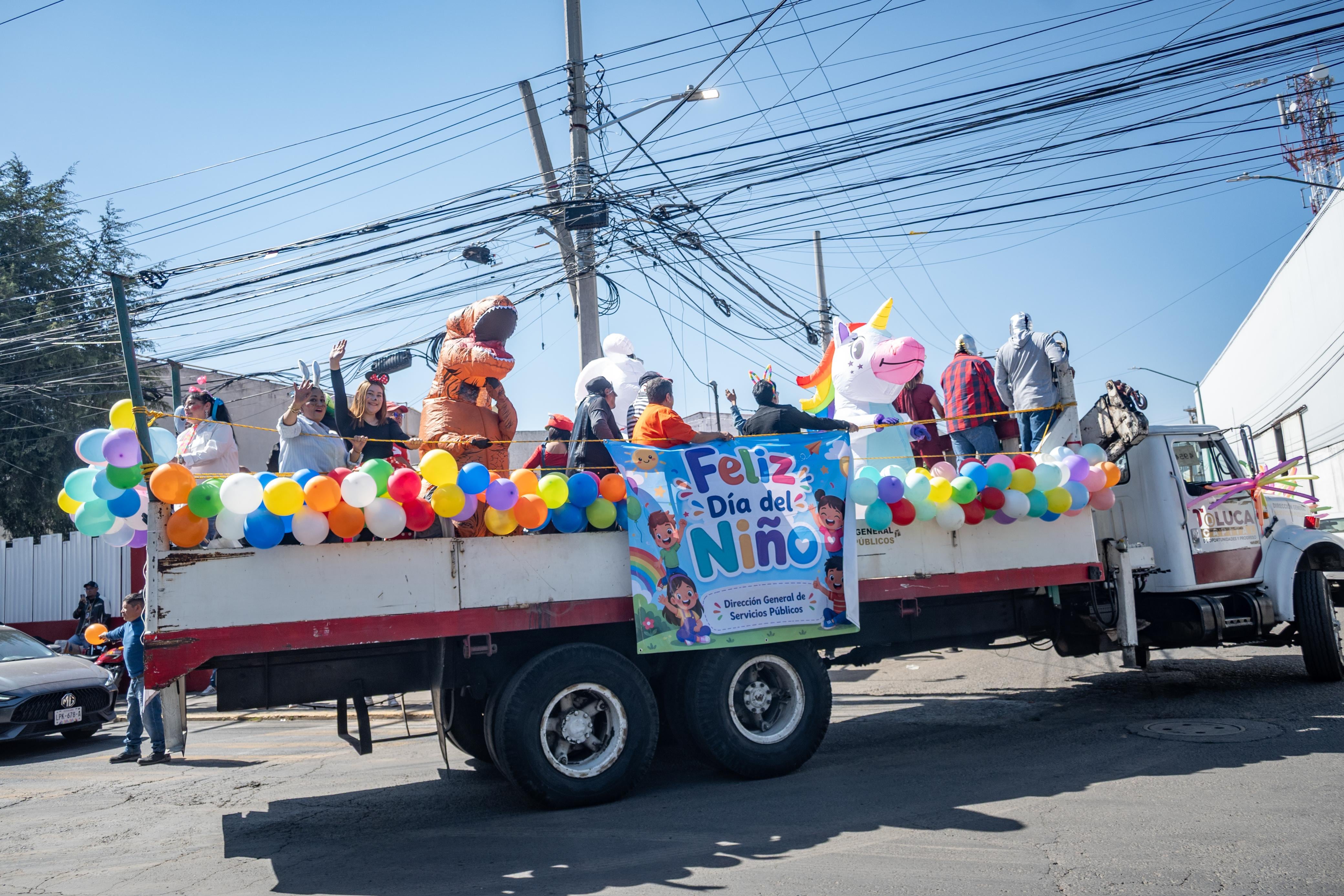 Ricardo Moreno celebra el Día del Niño con caravana en Toluca.