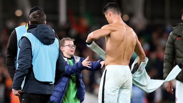 Cristiano Ronaldo regaló su camiseta a una niña