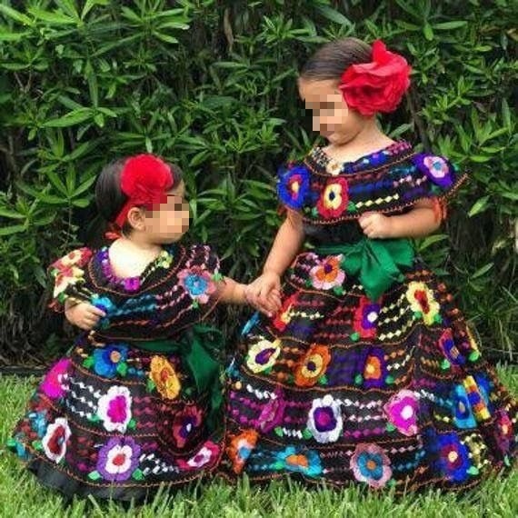 Niñas con vestido regional