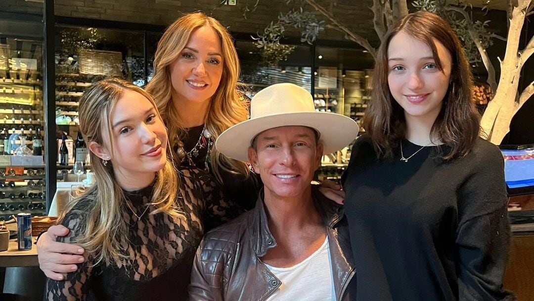 Erik Rubín y Andrea Legarreta con sus hijas Nina y Mía Rubín