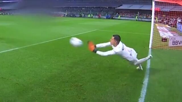Atajada de Luis Malagón en el América vs Cruz Azul.