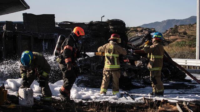 Vuelca pipa con gasolina en Guadalajara