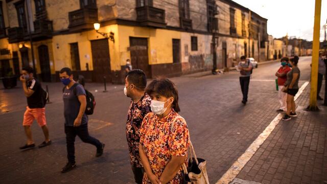 Peruanos se protegen del Covid-19 con marcarillas