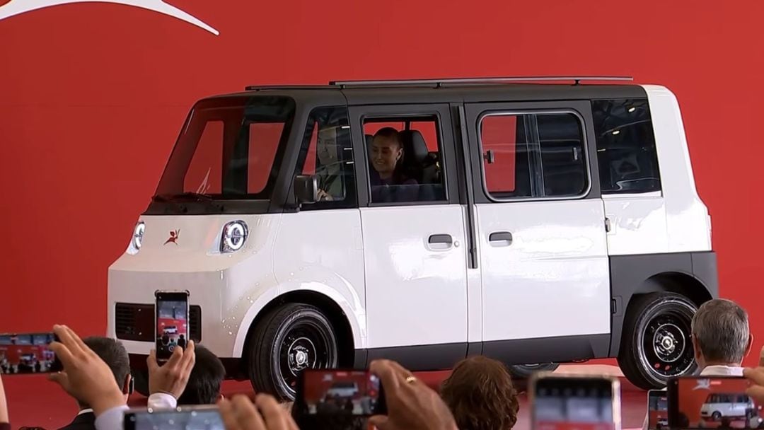 Sheinbaum maneja por primera vez el Olinia en la presentación del auto eléctrico