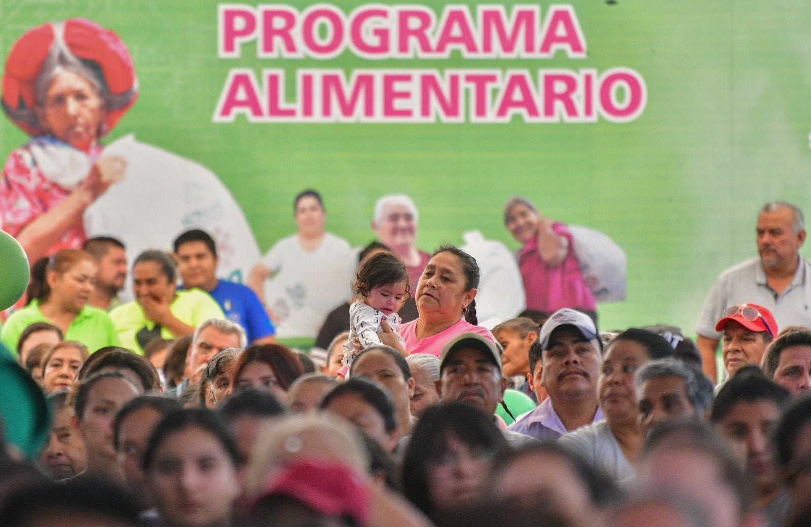 Cientos de familias en evento de apoyos alimentarios