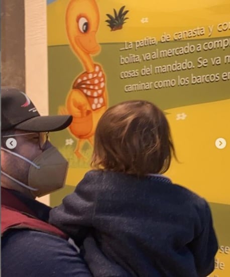 José Ramón López Beltrán y Carolyn Adams en el AIFA