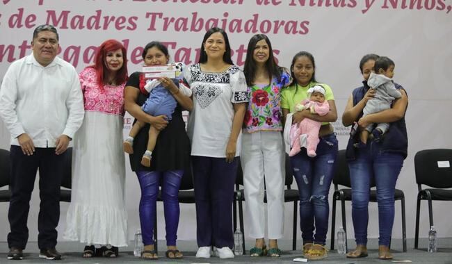 Ariadna Montiel en Campeche entregó tarjetas del Bienestar a madres trabajadores