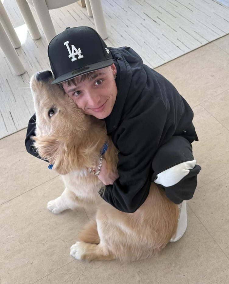 Peso Pluma con el perro que regaló a su ex, Hanna Howell