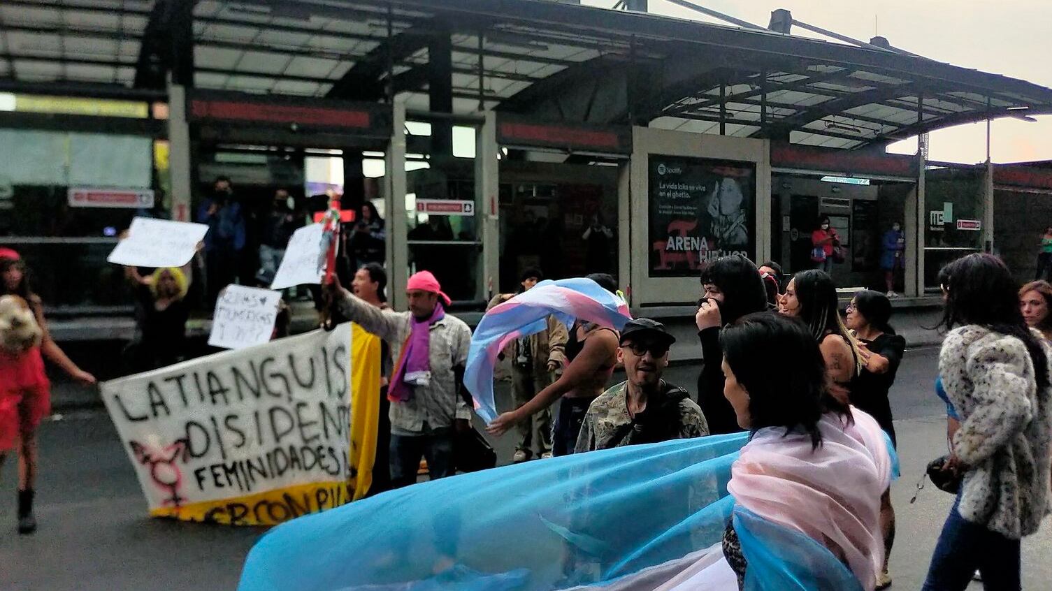¿Qué pasa en Glorieta de los Insurgentes? Población LGBT se manifiesta en el Día contra la Homofobia, Transfobia y Bifobia