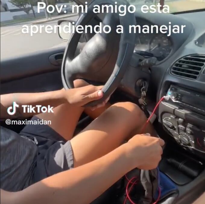 Le enseña a su amigo a manejar y sale mal
