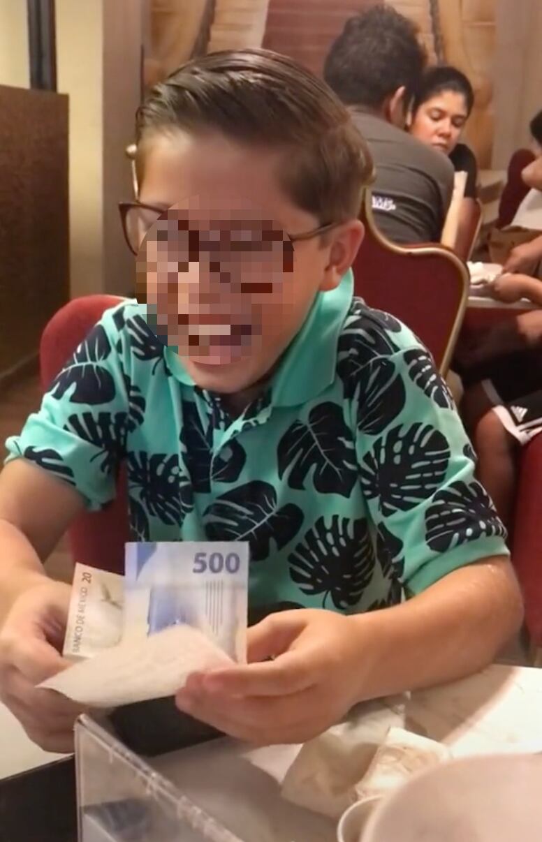 Invita a su papá a cenar con sus ahorros y reacciona al ver la cuenta
