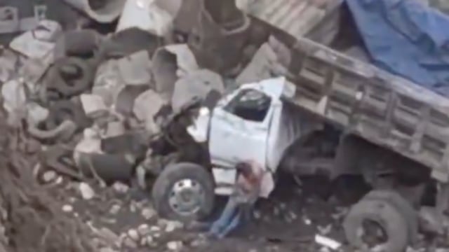 Camión de volteo cae en barranco de Los Reyes La Paz