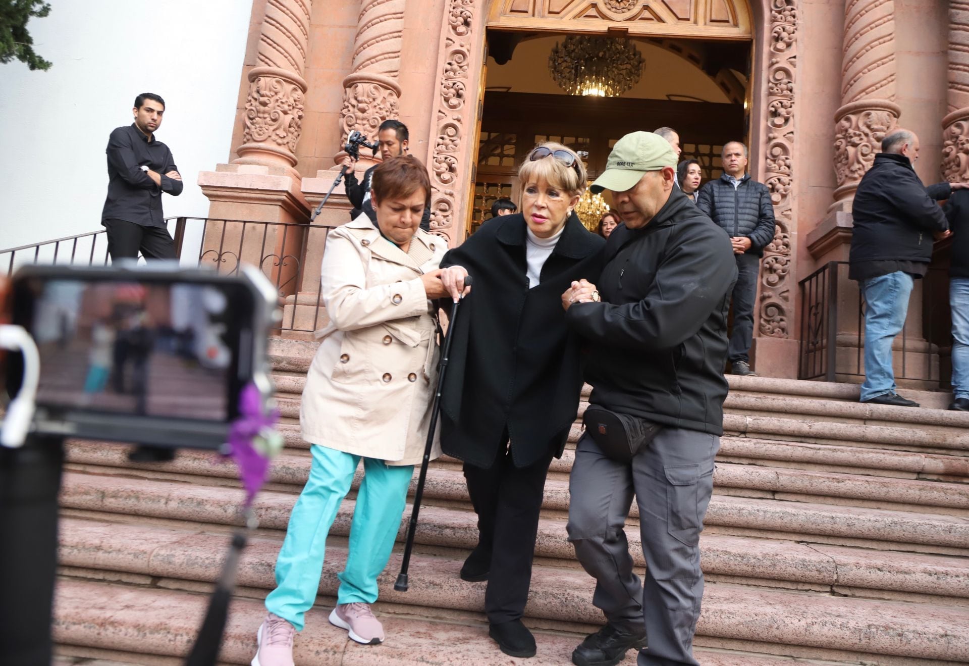 Lolita Ayala en misa por la muerte de Talina Fernández.