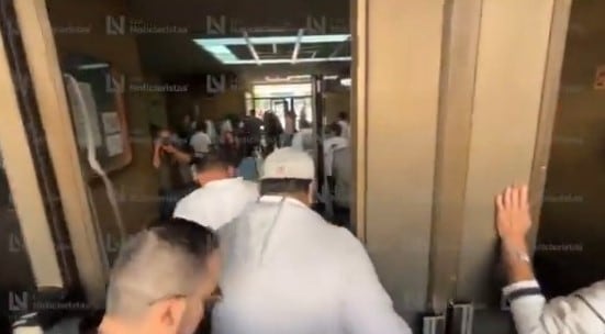 Marcha por la Paz en Culiacán irrumpe en Palacio de Gobierno