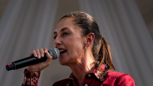 Claudia Sheinbaum se burla de "alineación" del Frente Amplio por México