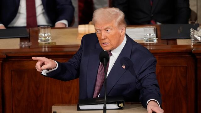 Donald Trump no soportó los abucheos de los demócratas.