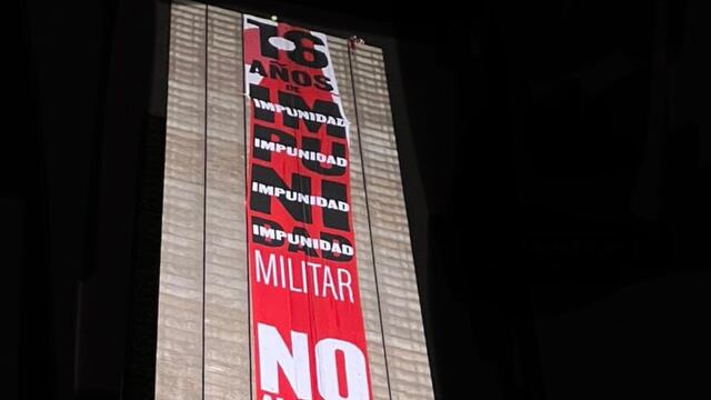 Lona colocada en Estela de Luz en protesta a la militarización