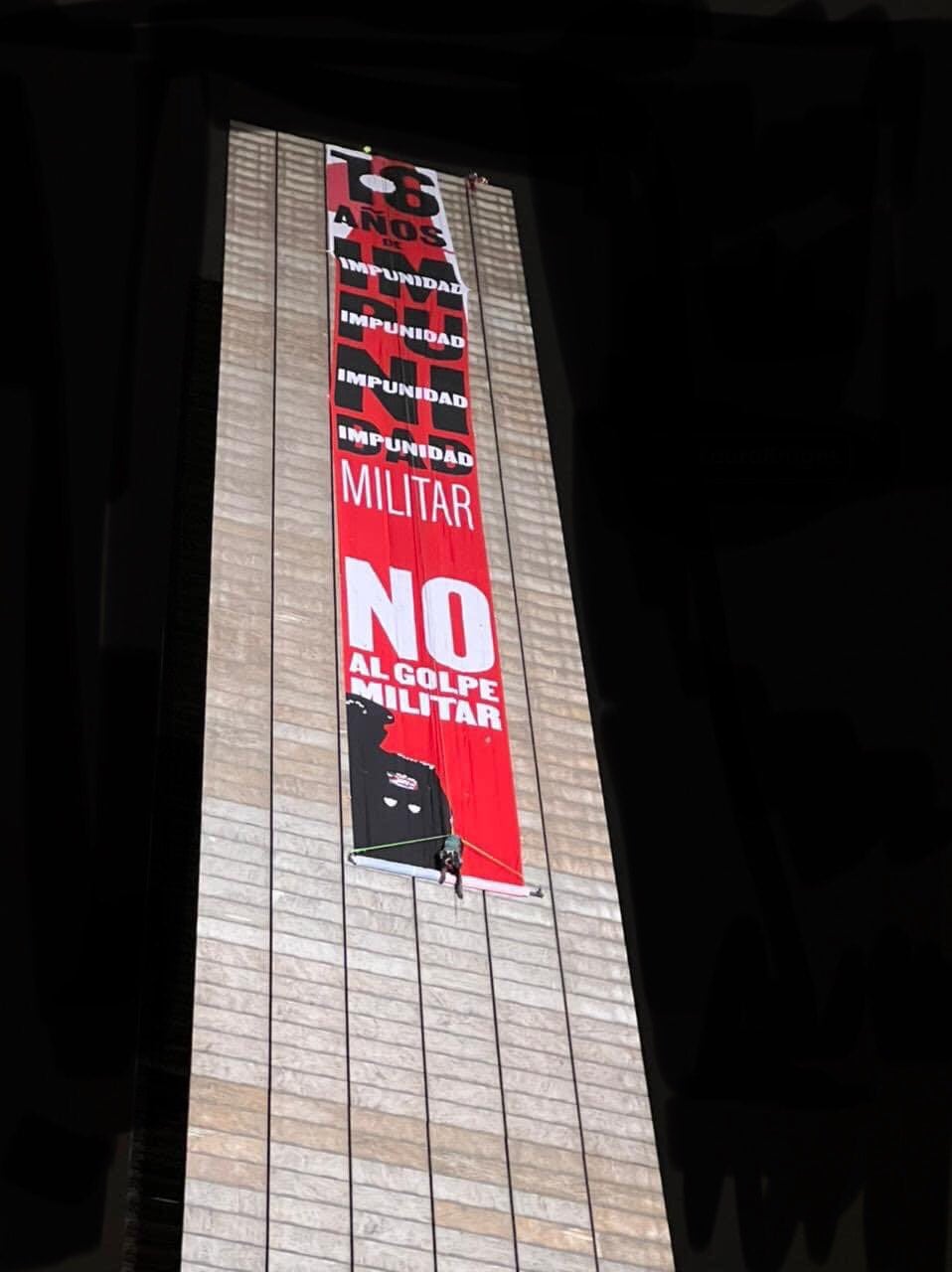 Lona colocada en Estela de Luz en protesta a la militarización