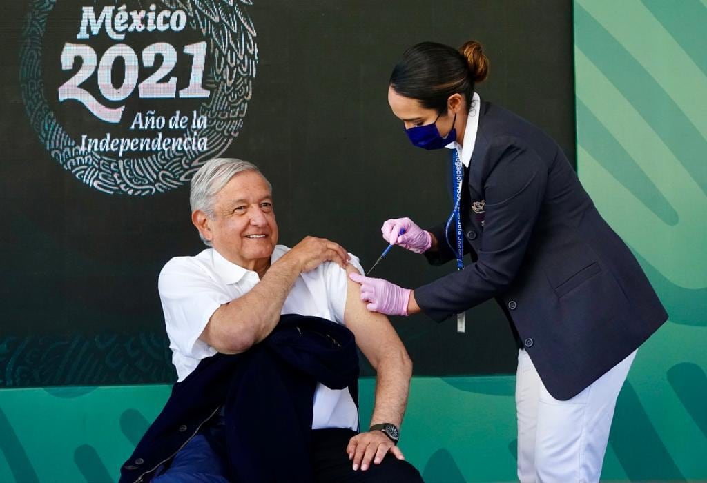 AMLO recibe dosis de refuerzo anticovid-19