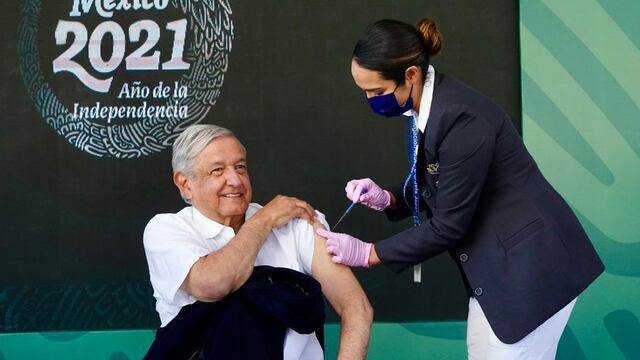 AMLO recibe dosis de refuerzo anticovid-19