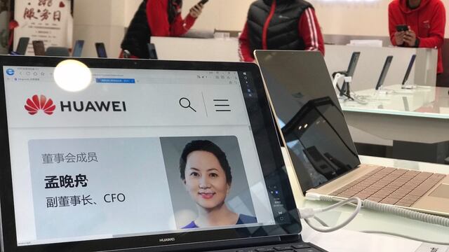 Un perfil del director financiero de Huawei, Meng Wanzhou, se muestra en una computadora de Huawei en una tienda de Huawei en Beijing, China.