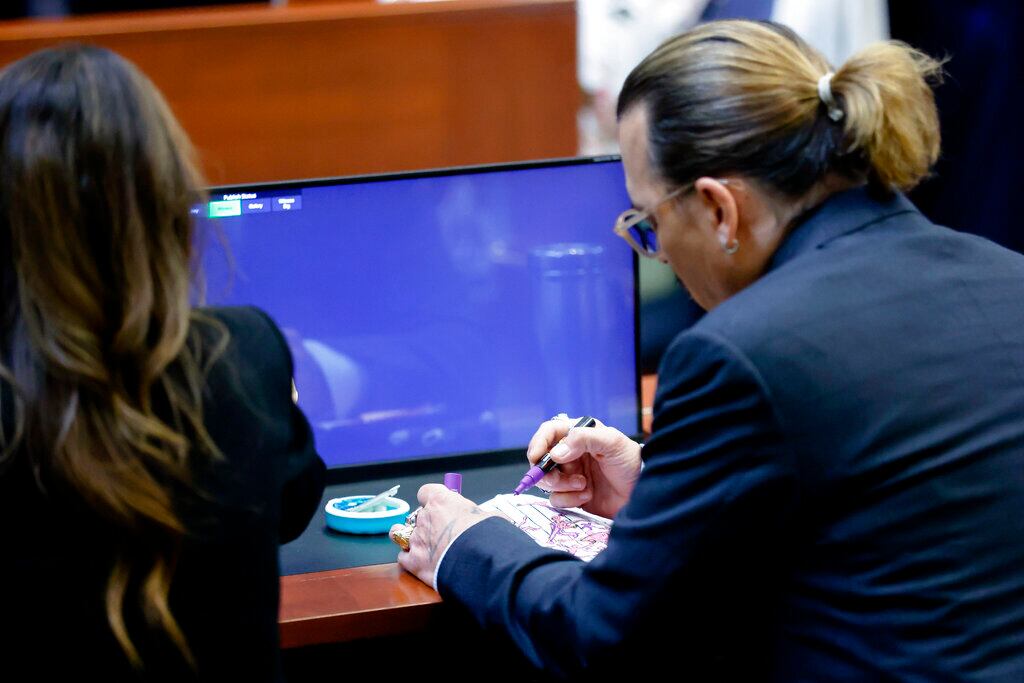 Johnny Depp dibuja durante el juicio