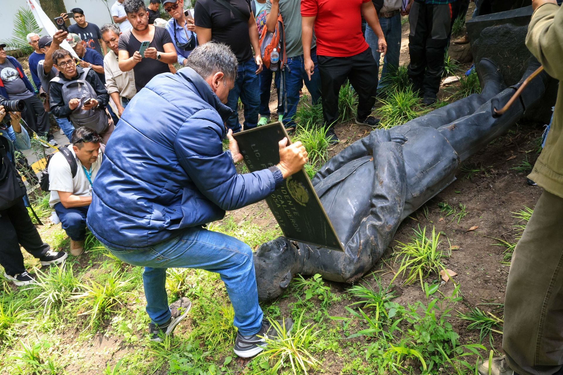 Integrantes del SME derribaron y decapitaron la escultura de Felipe Calderón Hinojosa, ubicada en el Centro Cultural Los Pinos.