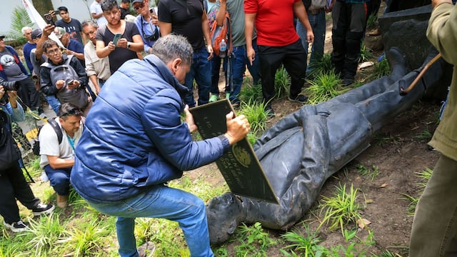 Integrantes del SME derribaron y decapitaron la escultura de Felipe Calderón Hinojosa, ubicada en el Centro Cultural Los Pinos.