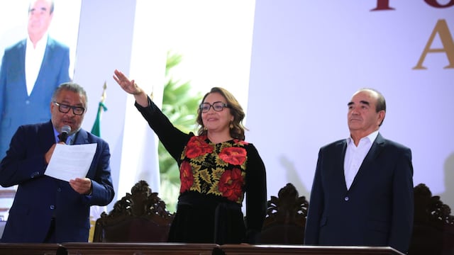 Azucena Cisneros toma protesta