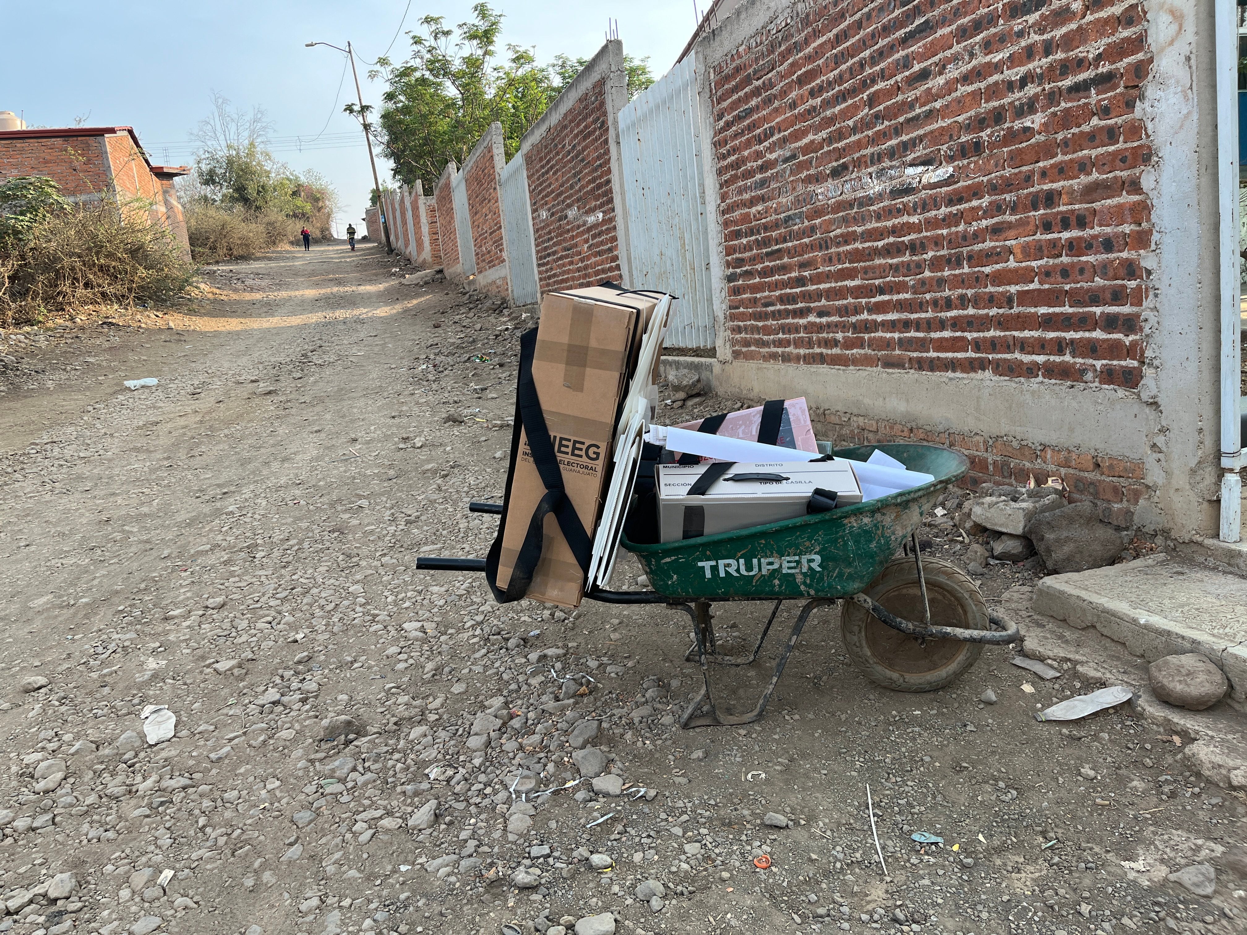 VIDEO: Funcionaria de casilla hasta se persigna y llega con material electoral en carretilla antes de arrancar las elecciones México 2024