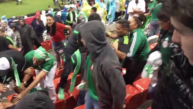 Marco Fabián padre durante el conato de bronca.