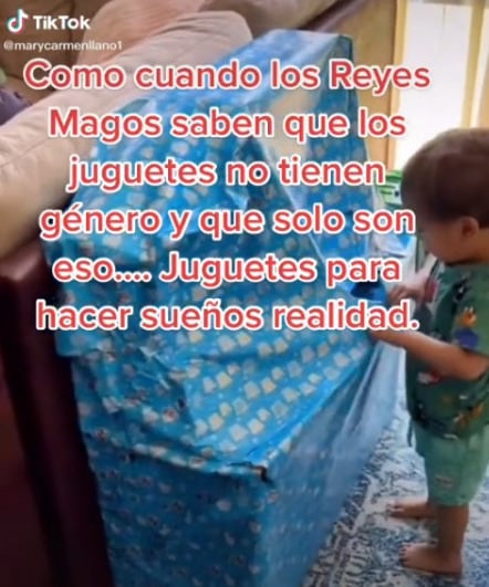 Niño recibe cocinita como regalo de Reyes Magos
