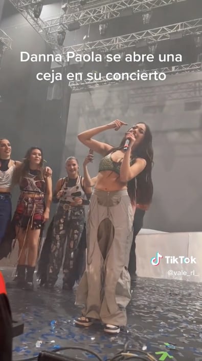 Danna Paola tuvo un accidente en pleno concierto