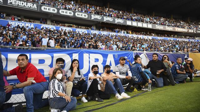 Fans se resguardan de la bronca.