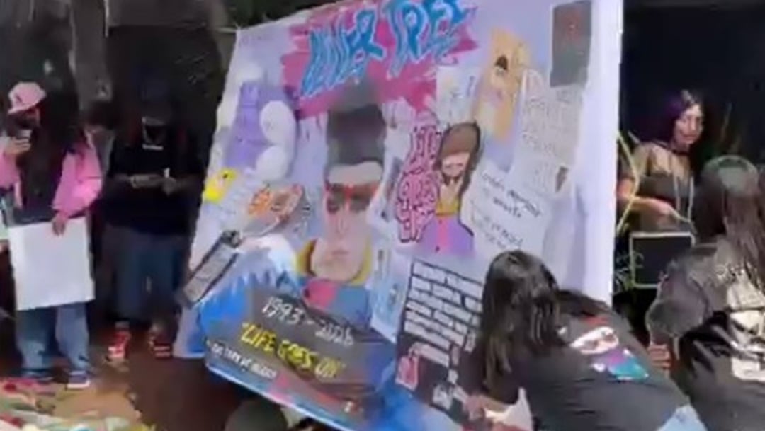 Fans de Oliver Tree realizan homenaje en el Monumento a la Revolución