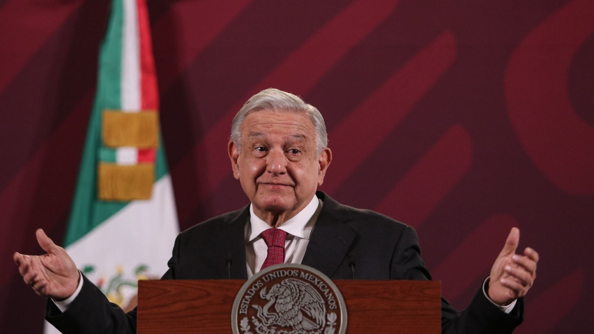AMLO celebra liberación de Alfredo Jalife y le manda mensaje a Tatiana Clouthier