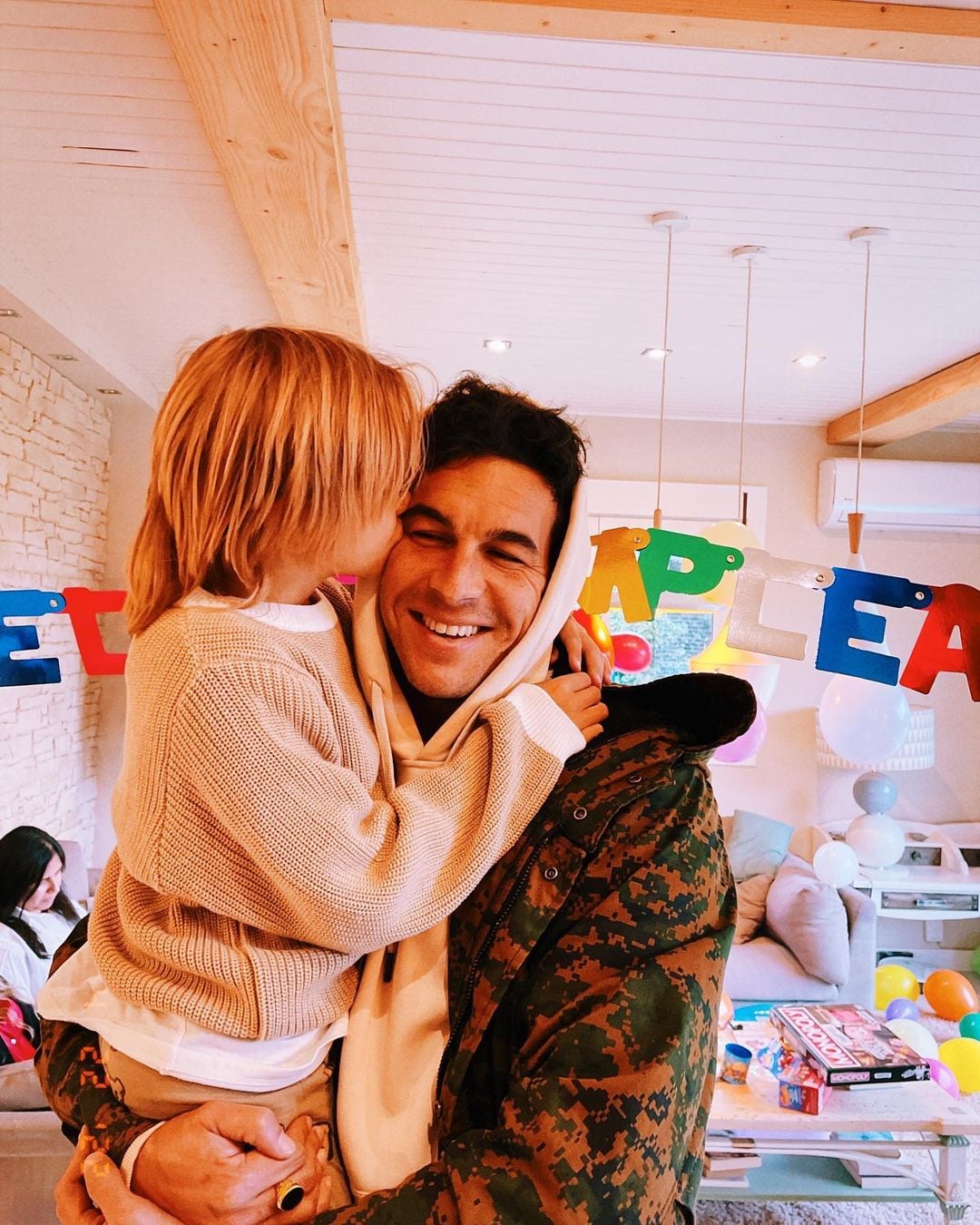 Mario Casas con su hermano menor.