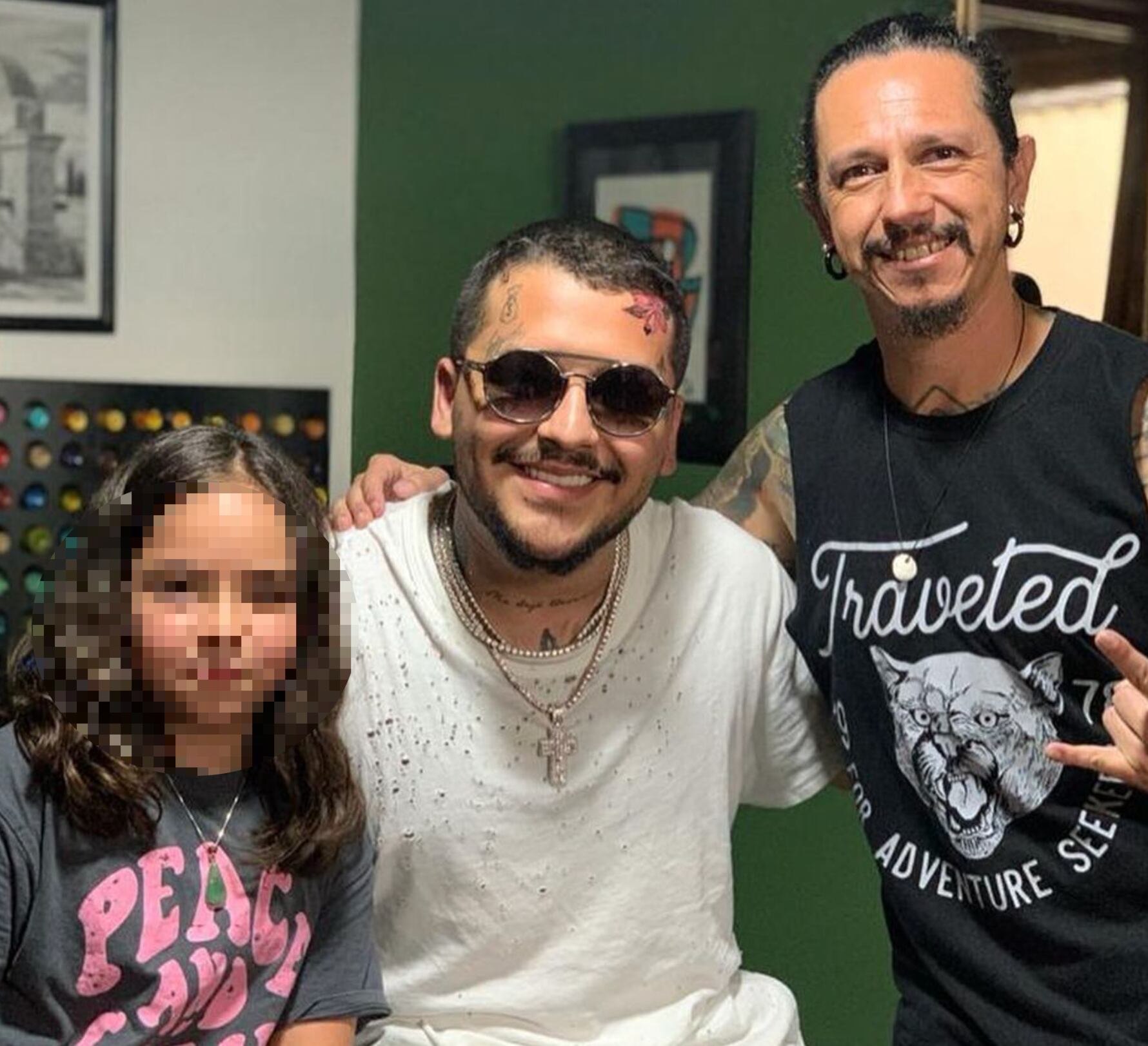 Christian Nodal con Christian y Catalina Araya, tatuadores