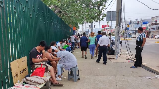 Fila para enseres en Acapulco