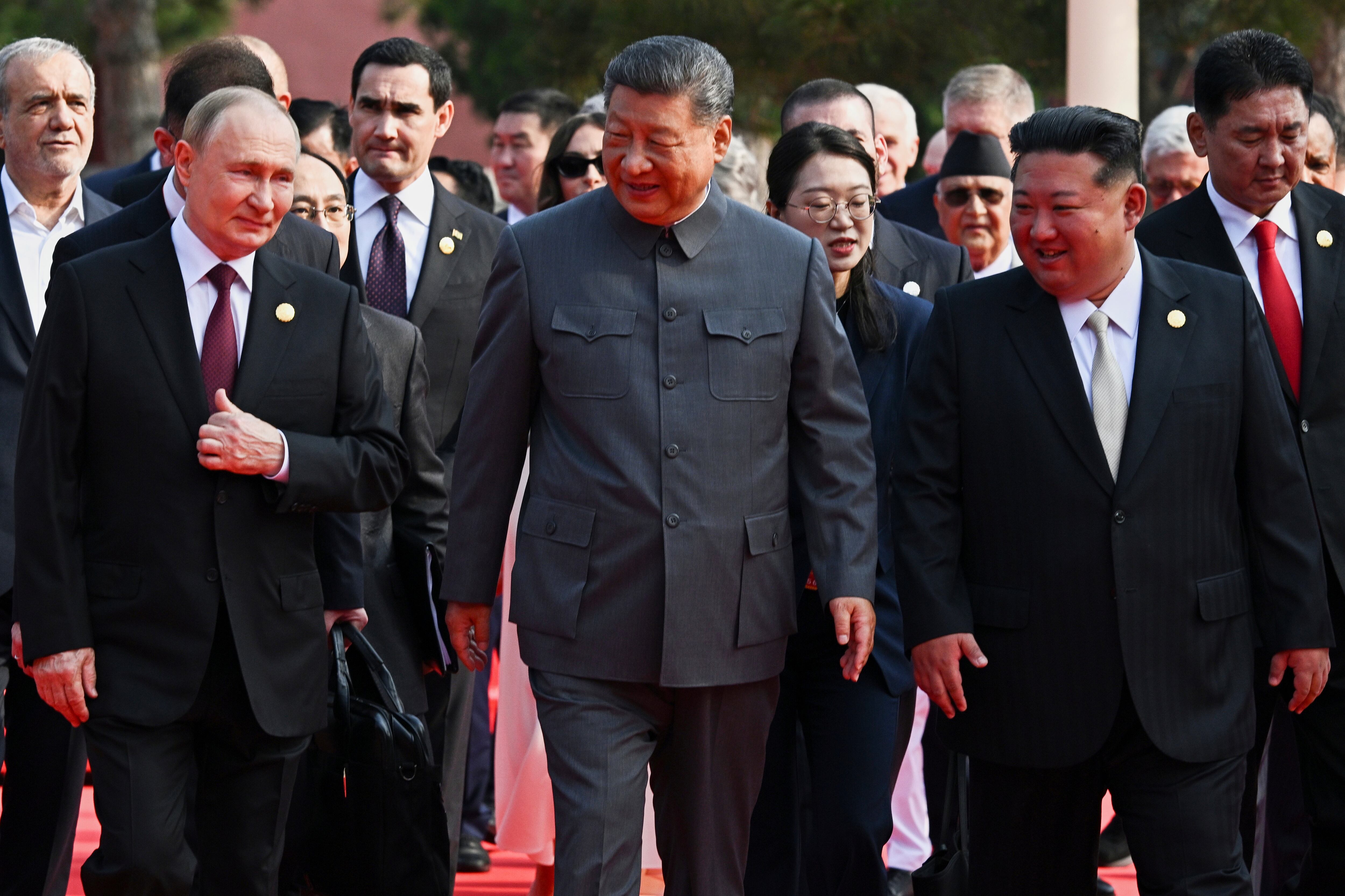 Putin y Xi Jinping Debaten Sobre Inmortalidad y Longevidad en Micrófono Abierto Durante Desfile en China