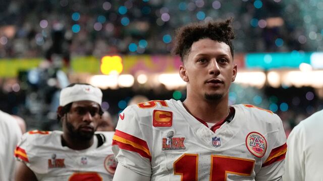 Captan terrible gesto de Patrick Mahomes con uno de sus compañeros tras perder el Super Bowl 2025