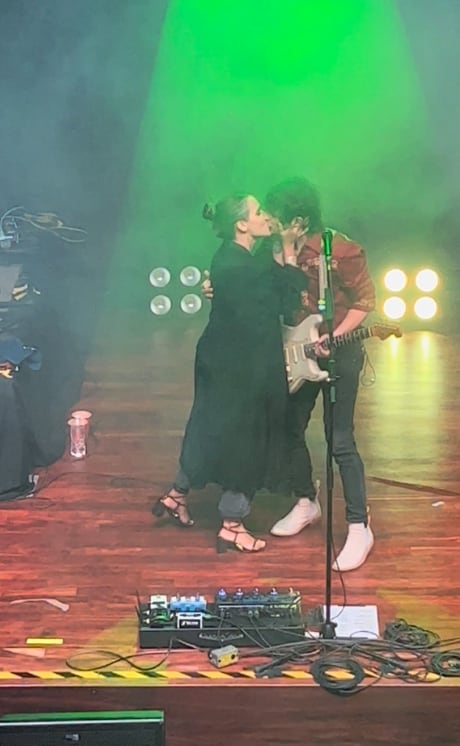 Yuya besa a Siddhartha en concierto