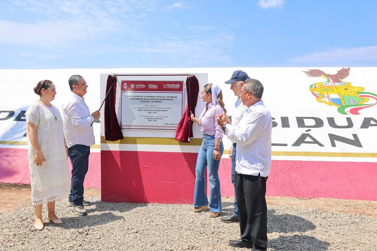 Evelyn Salgado inaugura sistema de saneamiento que beneficia a 24 mil habitantes de Petatlán.