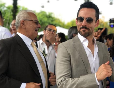 Luis Gerardo Méndez junto a su padre