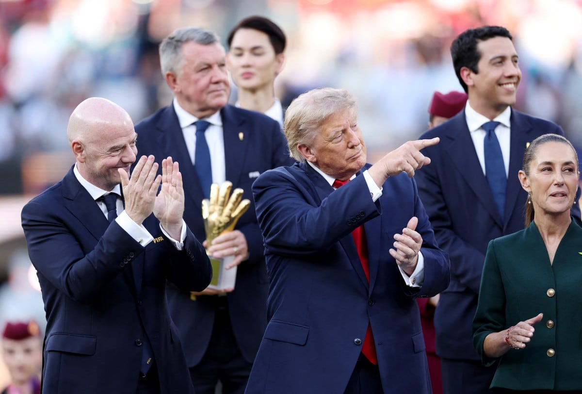 Gianni Infantino, Donald Trump y Claudia Sheinbaum en la entrega de medallas del Mundial 2026