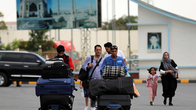 Buscan salir de Afganistán