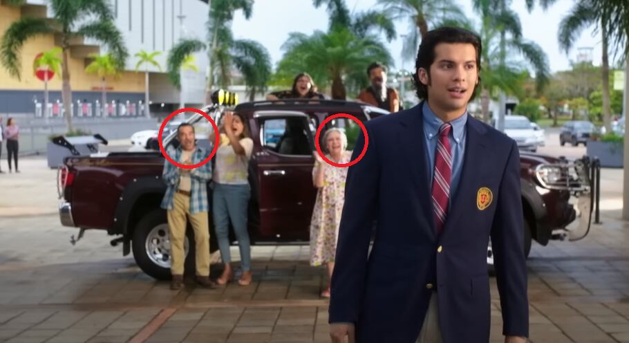 Damián Alcázar y Adriana Barraza en Blue Beetle.